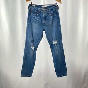 Levis Wedgie Distressed Knee Jean in Blue Size 28‎